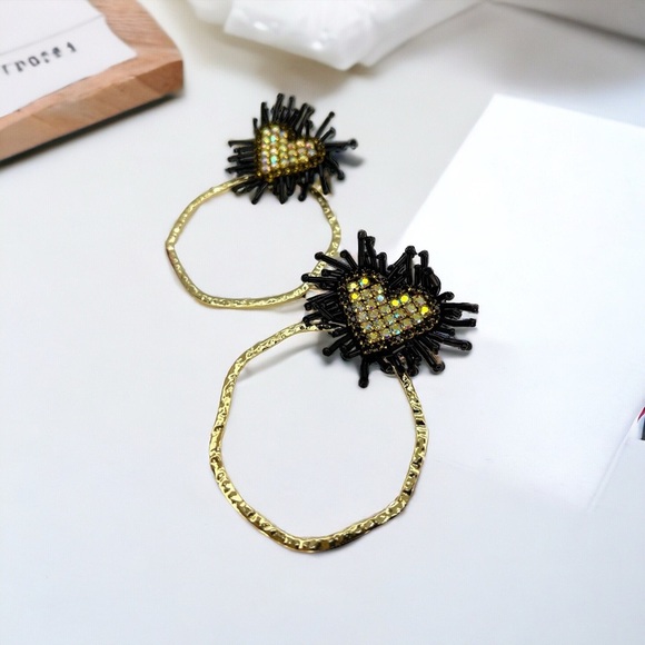 Heartfelt Glam: NWT Black & Gold Beaded Heart Earrings for Love & Style! - Picture 3 of 6